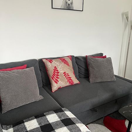 Stylish 2 Bedrooms, 2 Bathrooms With Workspace In Милтон-Кейнс Экстерьер фото