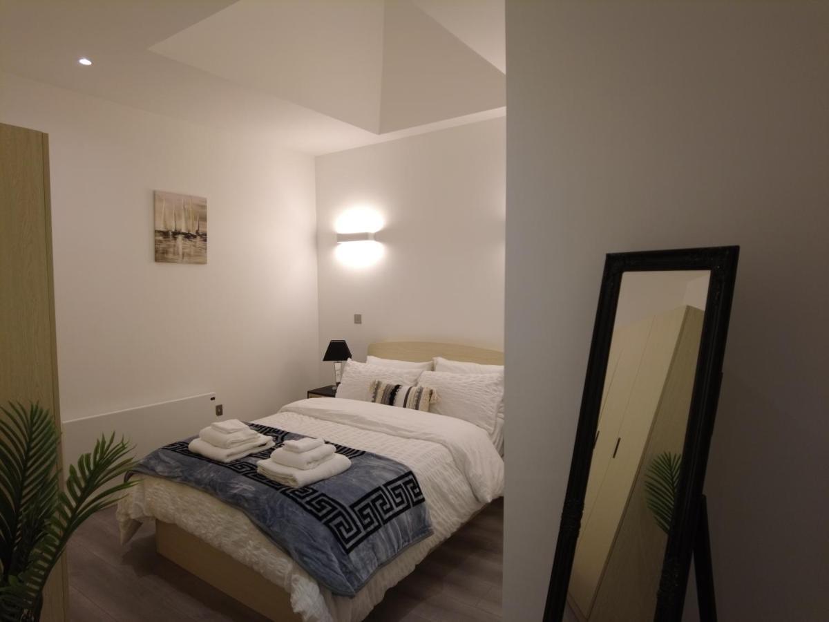 Stylish 2 Bedrooms, 2 Bathrooms With Workspace In Милтон-Кейнс Экстерьер фото