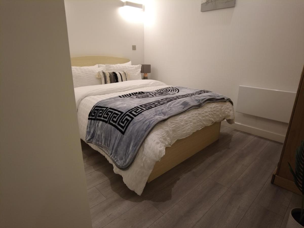 Stylish 2 Bedrooms, 2 Bathrooms With Workspace In Милтон-Кейнс Экстерьер фото