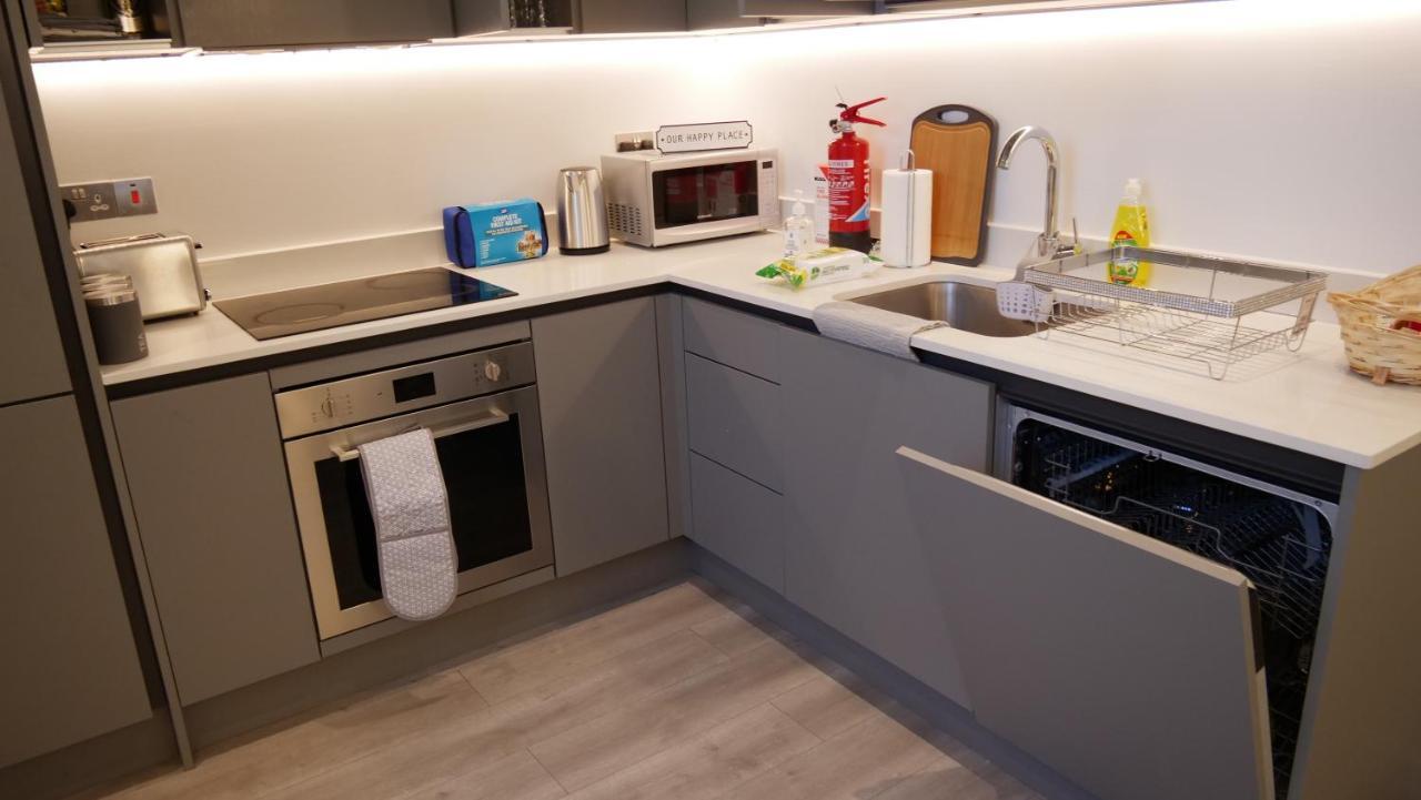Stylish 2 Bedrooms, 2 Bathrooms With Workspace In Милтон-Кейнс Экстерьер фото