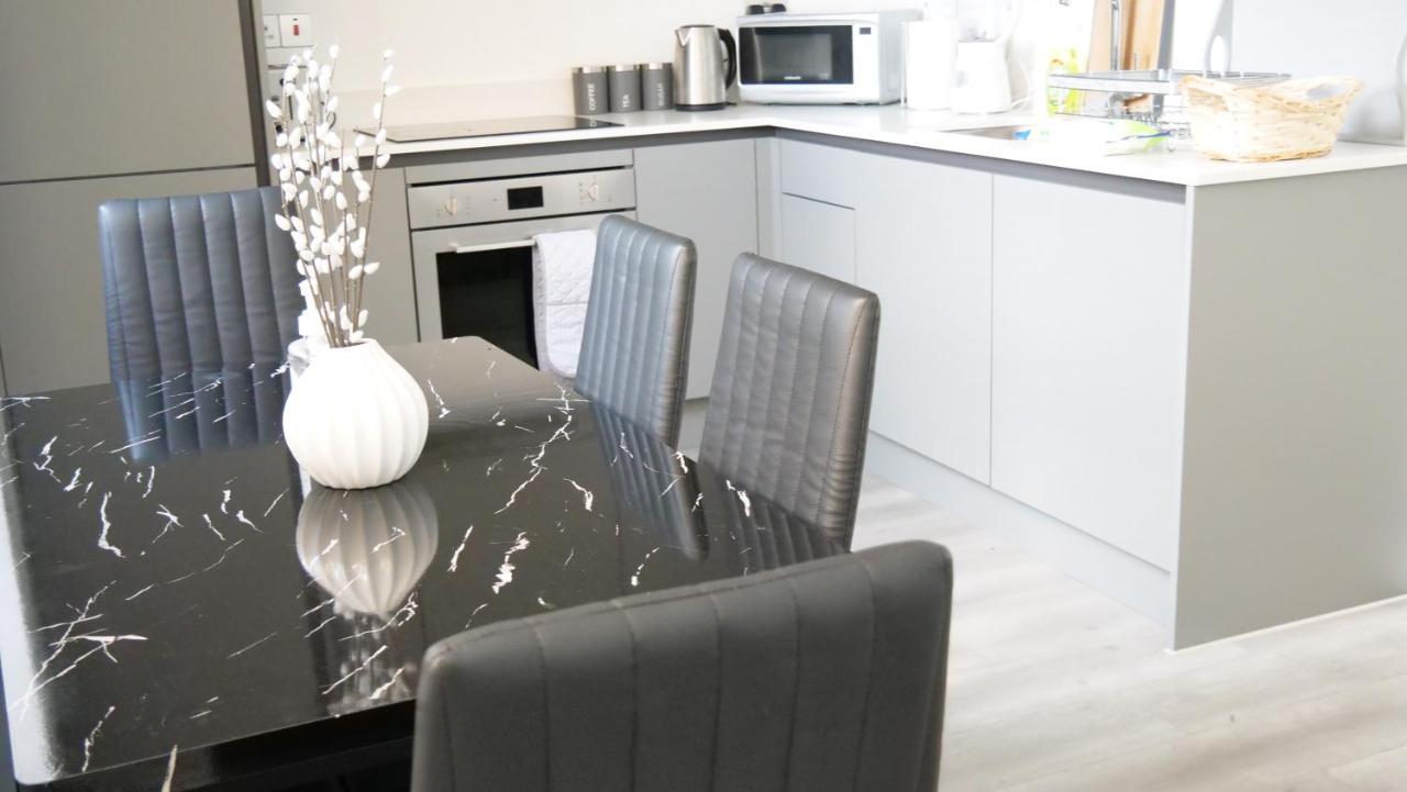 Stylish 2 Bedrooms, 2 Bathrooms With Workspace In Милтон-Кейнс Экстерьер фото