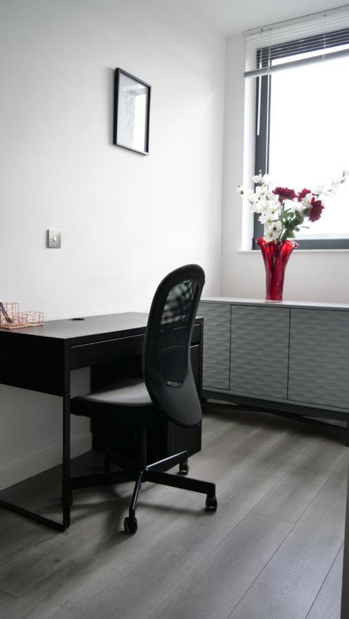 Stylish 2 Bedrooms, 2 Bathrooms With Workspace In Милтон-Кейнс Экстерьер фото