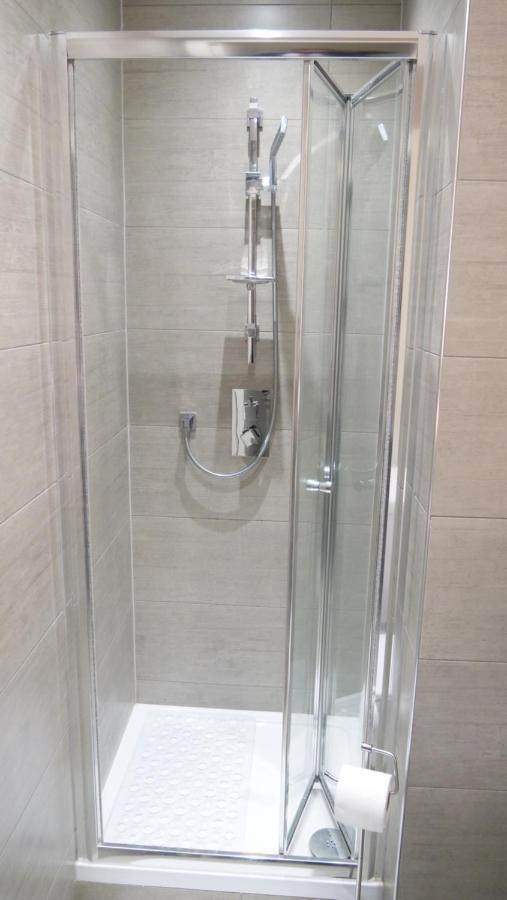 Stylish 2 Bedrooms, 2 Bathrooms With Workspace In Милтон-Кейнс Экстерьер фото