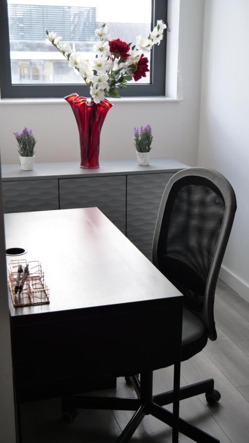 Stylish 2 Bedrooms, 2 Bathrooms With Workspace In Милтон-Кейнс Экстерьер фото