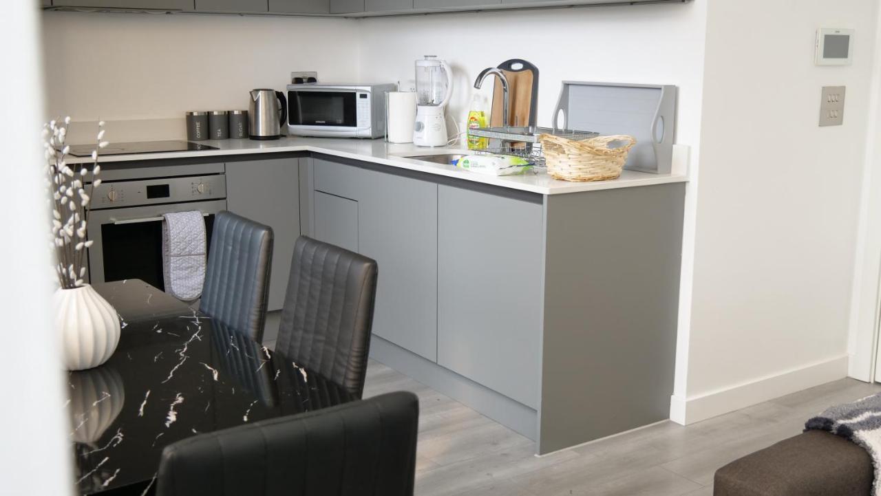 Stylish 2 Bedrooms, 2 Bathrooms With Workspace In Милтон-Кейнс Экстерьер фото
