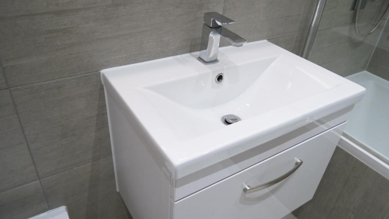 Stylish 2 Bedrooms, 2 Bathrooms With Workspace In Милтон-Кейнс Экстерьер фото