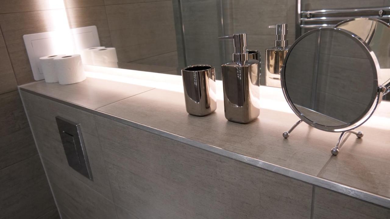 Stylish 2 Bedrooms, 2 Bathrooms With Workspace In Милтон-Кейнс Экстерьер фото