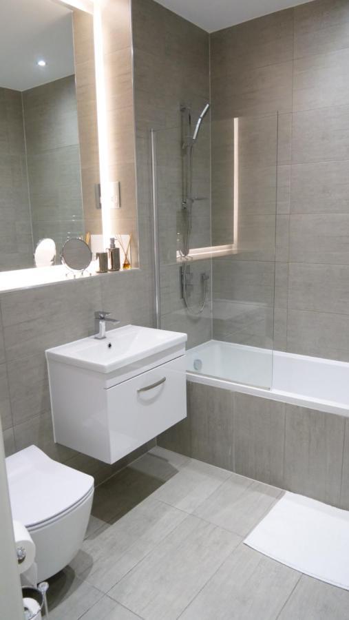 Stylish 2 Bedrooms, 2 Bathrooms With Workspace In Милтон-Кейнс Экстерьер фото