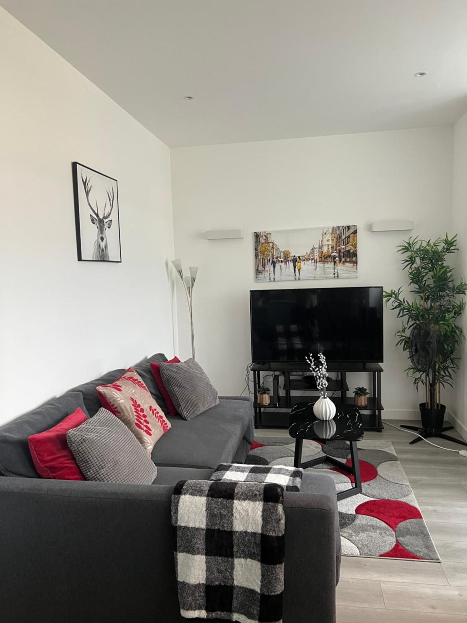 Stylish 2 Bedrooms, 2 Bathrooms With Workspace In Милтон-Кейнс Экстерьер фото