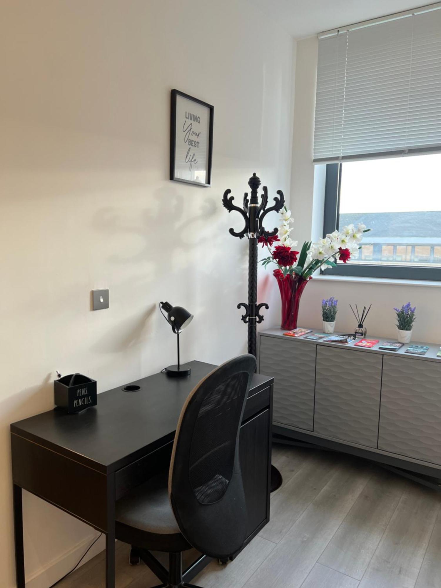 Stylish 2 Bedrooms, 2 Bathrooms With Workspace In Милтон-Кейнс Экстерьер фото